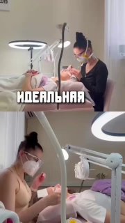 Лэшмейкер в маске работает над клиенткой в кресле под студийным светом; кадр вертикального видео с двумя планами процедуры