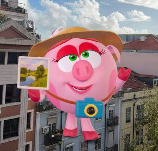 AR-изображение персонажа Смешариков с фотоаппаратом на фоне городских зданий — пример коллаборации офлайн-носителя и цифрового мира бренда.