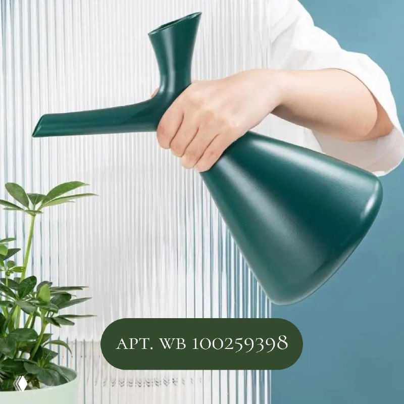 Бирюзово-зелёная современная леечка с удлинённым носиком в руках человека — фото с подписью «арт. WB 100259398» из подборки.