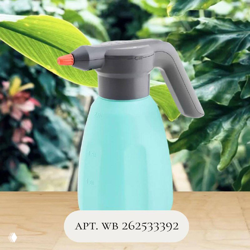 Небольшой ручной опрыскиватель голубого цвета на фоне зелёных листьев, компактный корпус и форсунка для удобного распыления.