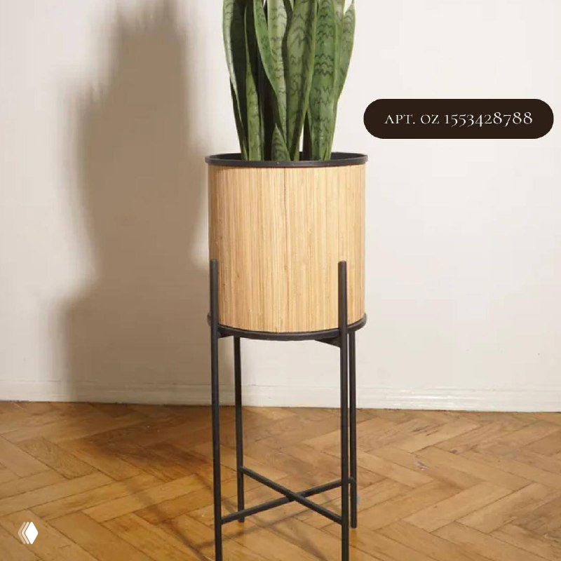 Высокое кашпо на металлической подставке с бамбуковым декором и простыми линиями в духе скандинавского дизайна, нейтральный фон
