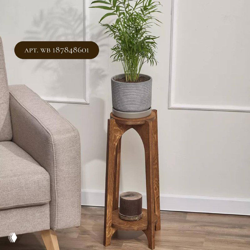 Низкая деревянная табурет-стиль подставка с круглой площадкой, на ней горшок с высокой зеленью у дивана в минималистском интерьере