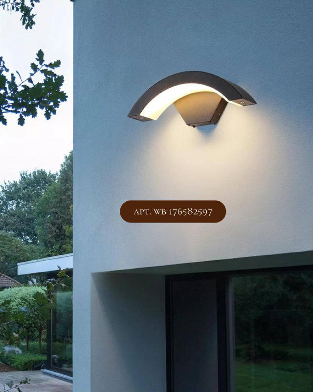 Настенный уличный светильник, прикреплён к фасаду дома, холодный белый свет, пример решения для входной зоны дачи.