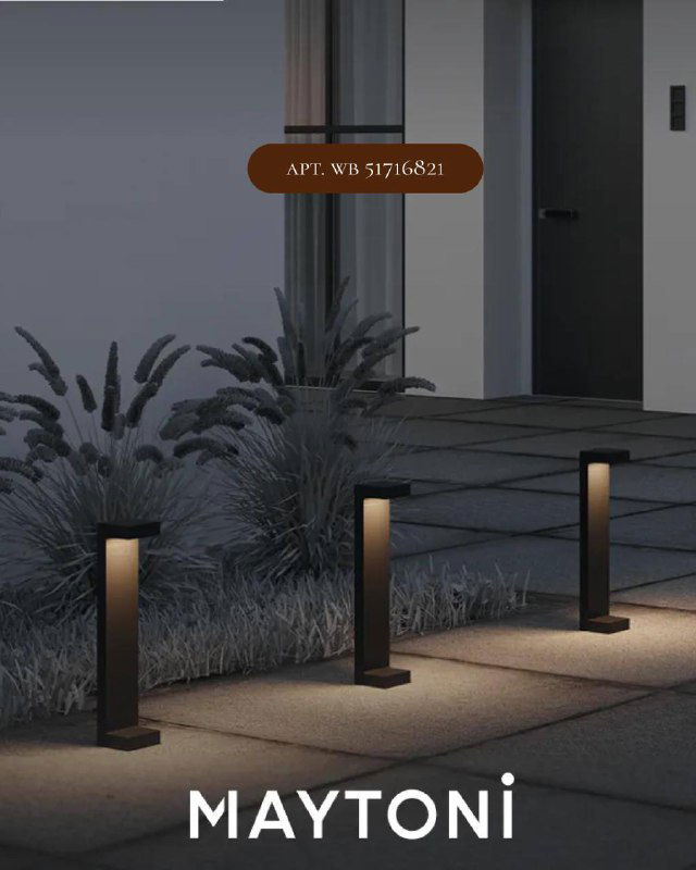 Ряд низких столбиков-светильников на территории перед входом, минималистичный дизайн, подсветка дорожки на дачном участке.