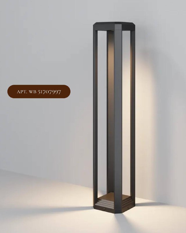 Высокий декоративный торшер в форме рамки с внутренним светом, современный дизайн для террасы или газона на даче.