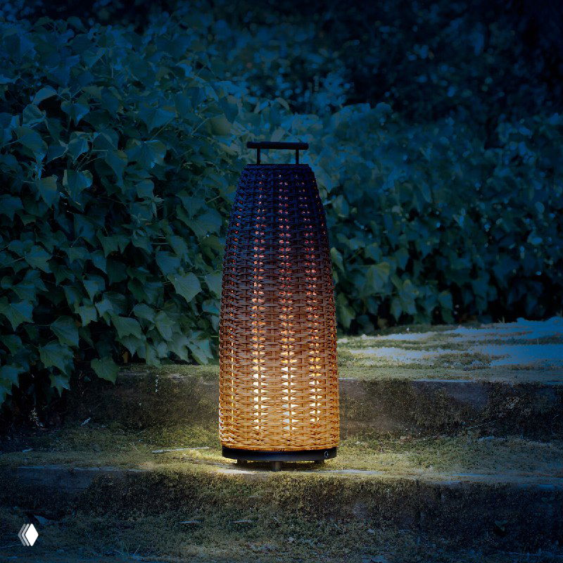 Переносной уличный фонарь с плетёным эффектом, подсвеченный в саду вечером, демонстрирует атмосферное наружное освещение для сада и террасы.