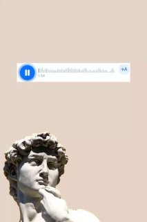 Визуал с превью голосового сообщения и изображением статуи на бежевом фоне, символизирует размышление и устную обратную связь клиентов.