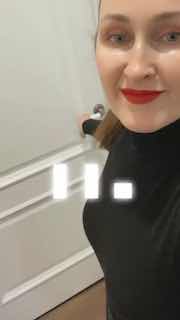 Селфи Марии Малышевой в чёрной одежде у белой двери; крупный план лица с красной помадой, мягким светом и отражениями — иллюстрация к посту об обучении английскому.