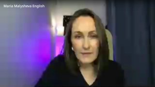 Кадр записи эфира: Мария Малышева говорит в камеру о произношении и акценте, на заднем плане видна фиолетовая подсветка.