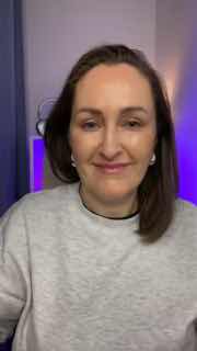 Портрет Марии Малышевой в студии: улыбается на фоне фиолетовой подсветки; превью записи эфира об автоматизации английского.