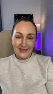 Кадр: улыбающаяся женщина в домашнем рабочем помещении на фоне лампы и фиолетовой подсветки — фрейм из записи онлайн-эфира по английскому.