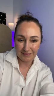 Портрет Марии Малышевой в домашней студии: крупный план лица, естественный макияж, нейтральный фон и мягкое освещение.