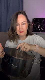 Портрет Марии Малышевой в интерьере: нейроязыковой коуч держит крышку кастрюли на фоне рабочего стола с подсветкой, кадр превью видео.