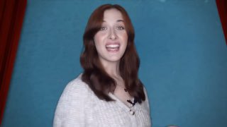 Кадр превью: женщина-лектор в кадре на фоне синей стены и красных штор, улыбается и объясняет вопросы для small talk.