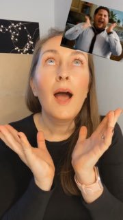 Мария Малышева с выразительной мимикой для урока по произношению; в правом верхнем углу видна вставка с мужчиной.