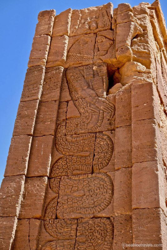 Вертикальная стела с извивающимся змееобразным телом и элементами львиной и змеиный атрибутики — возможное изображение химерного Апедемака.