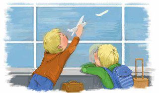 Дети в аэропорту у большого окна: два мальчика запускают бумажный самолётик на фоне вылетающего самолёта, сцена ожидания рейса.