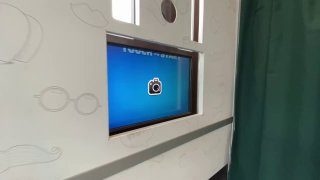 Кадр внутренней части фотокабины с экраном и элементами интерфейса; видно рабочую область и часть оформляющих элементов кабинки для персональной съемки.