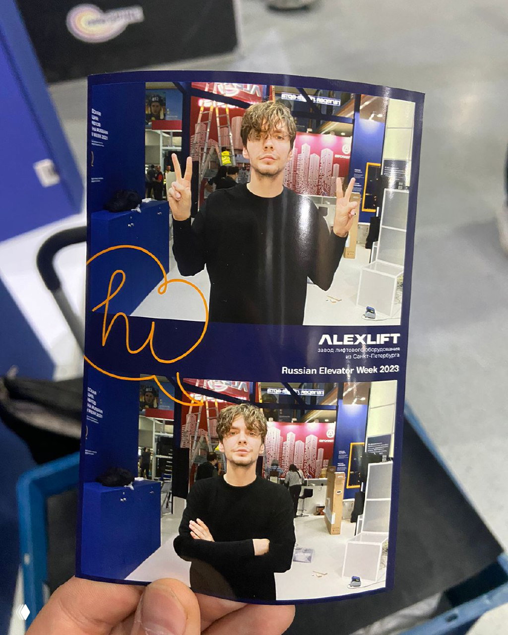 Отпечатанные фотографии в руках у посетителя: две горизонтальные фотографии с портретами, пример готового сувенира после съёмки в фотостойке