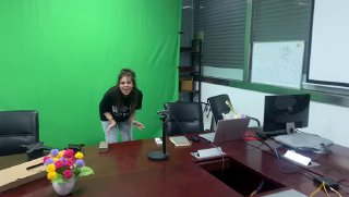 Студийная сцена с зелёным хромакеем и оборудованием на столе, подготовка к установке голографического вентилятора рядом с камерами.