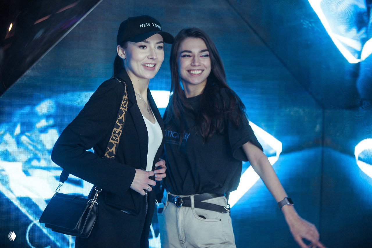 Фотозона "Калейдоскоп": LED‑экран и зеркала