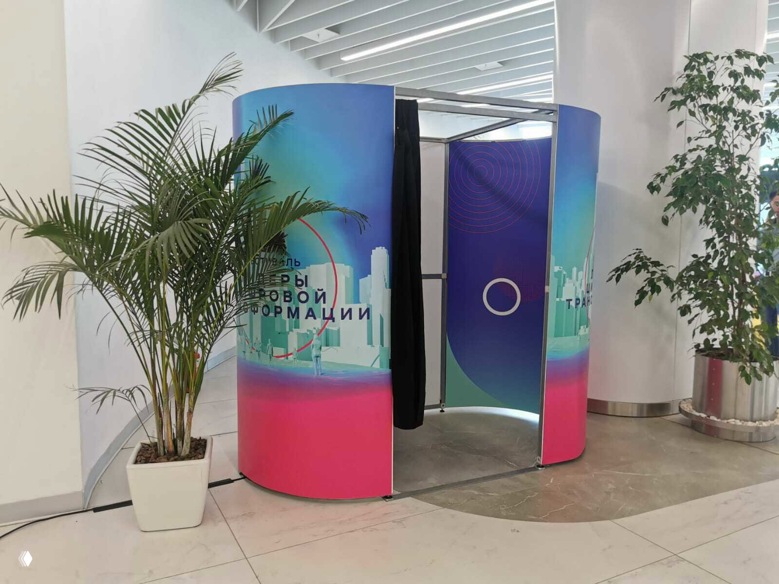 Классическая фотобудка со шторкой