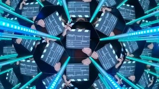 Многократное зеркальное отражение человека и голубых LED‑лент внутри фотобудки, создающее яркий калейдоскопический визуальный эффект для фото и видео.