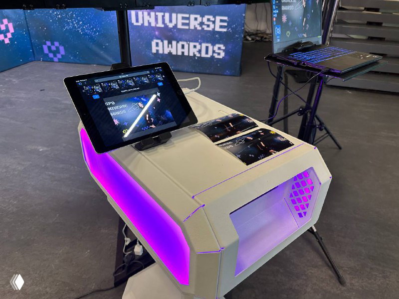 Модуль печати и контроллер фотозоны: белый корпус с фиолетовой подсветкой, сенсорный планшет и лоток для печати 10×15 см — часть Bullet‑Time оборудования.