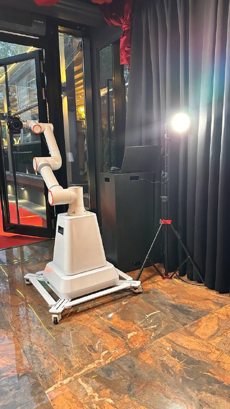 Гламбот — робот-рука для эффектных видеороликов