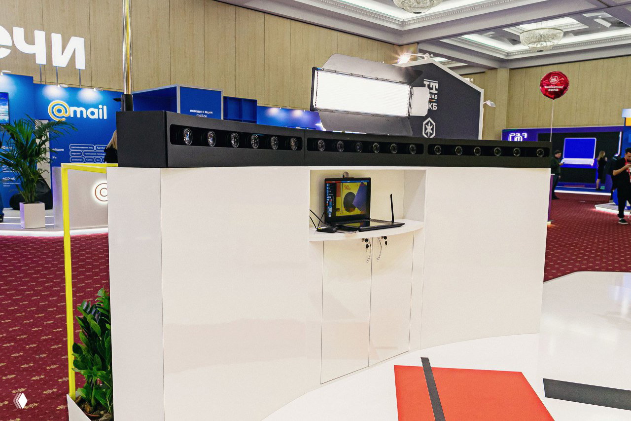 Камершный модуль Bullet Time: ровная панель с рядом камер в верхней части стойки, вид сбоку на оборудование для создания замедленных живых кадров.