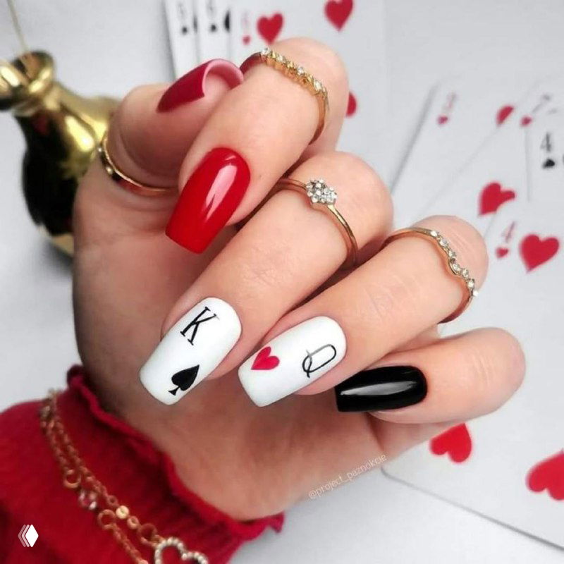 Карточный маникюр: ставка на стиль