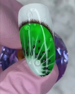 Крупный план ногтя с реалистичной росписью киви: зелёный градиент, глянцевые капли, тонкая прорисовка и чёрные «семечки».