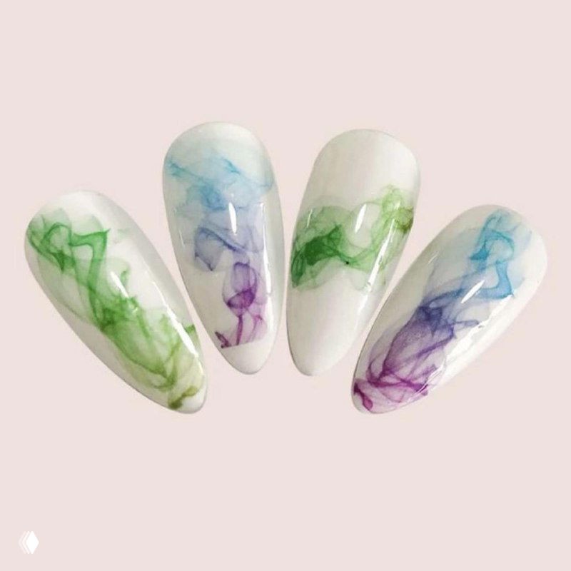 Набор длинных наращённых ногтей с акварельными разводами зелёно-голубой и фиолетовой гаммы на светлой базе, эффект мрамора и прозрачных переходов, студийная съёмка.