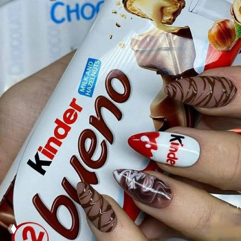 Маникюр в стиле Kinder Bueno
