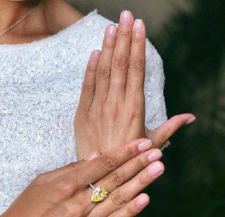 Руки женщины 50+ с аккуратным нежно-розовым маникюром и кольцом, показывающие форму ногтей — иллюстрация рекомендаций.