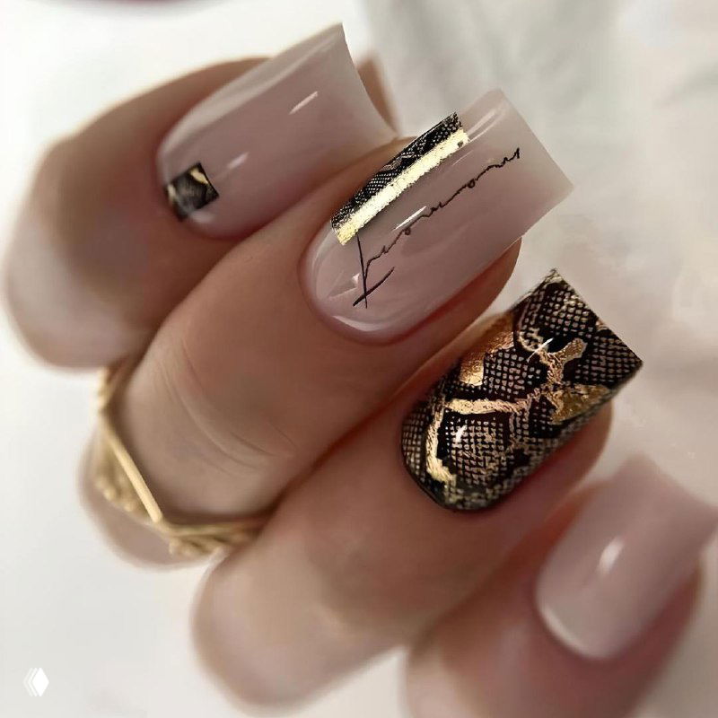 Нежно-бежевый маникюр с декоративной золотой фольгой и сложным принтом под кожу питона, акцентный рисунок на одном-двух ногтях.