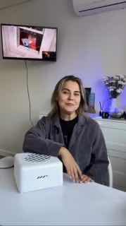 Юлия Ганина демонстрирует настольный пылесос MAX на столе в маникюрной студии; видны прибор, стол и часть интерьера.