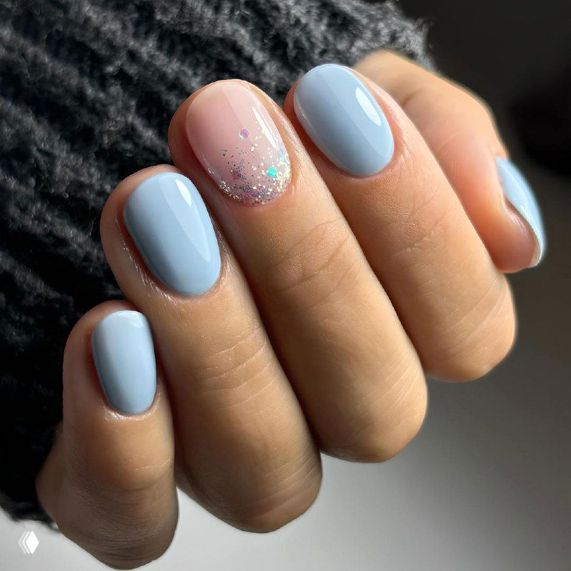 Нежный зимний маникюр с акцентом на блёстки