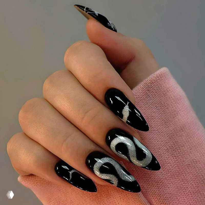 Маникюр с символом 2025 года — Змея