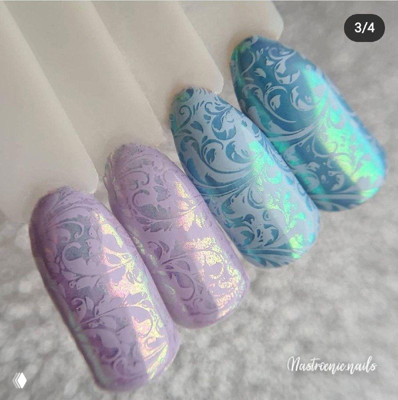 Палитра типс с голографической втиркой и тонким стемпингом: фиолетово-голубые переливы и витиеватые узоры для праздника.