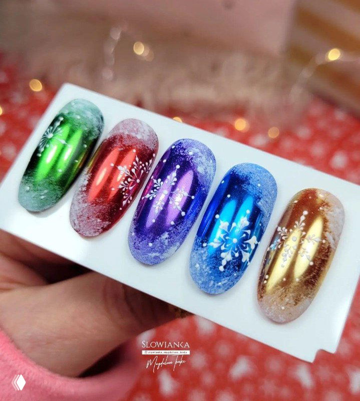 Набор типс с зеркальной втиркой в разных оттенках — зелёный, красный, синий и бронзовый с блеском и праздничными акцентами.