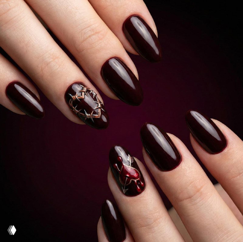 Темно-бордовые глянцевые ногти с детализированным рисунком колючей проволоки и декоративными элементами на акцентном пальце.