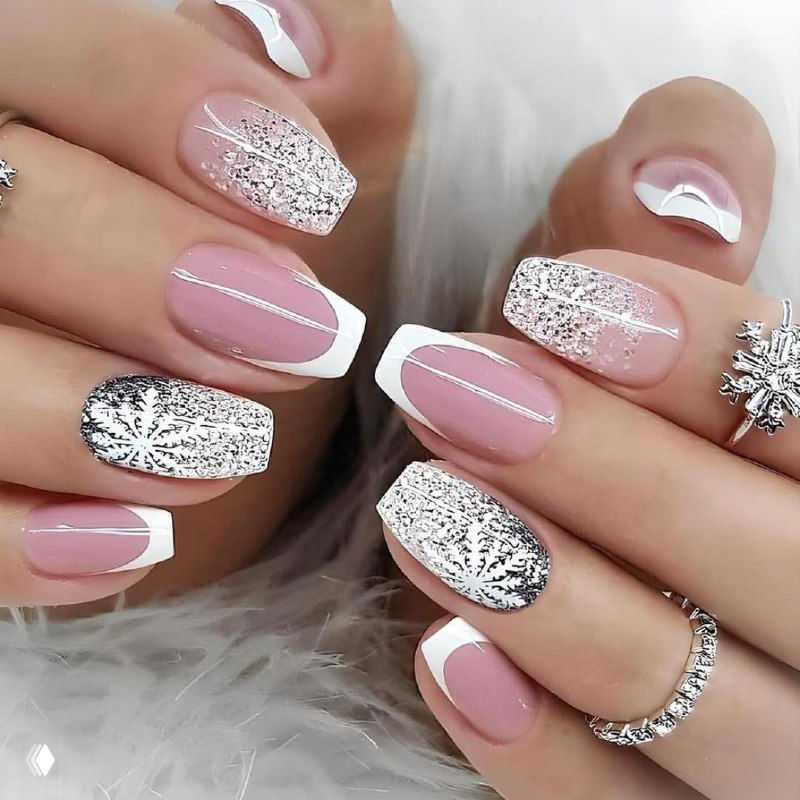 Зимний френч с блеском и снежинками