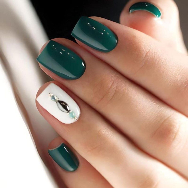 Элегантный минимализм: маникюр с изюминкой