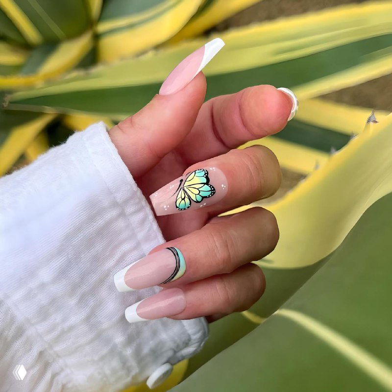 Рука мастера в естественной позе с френч-маникюром и нежной бабочкой на ногте; пастельные оттенки и растительный фон подчёркивают весеннюю лёгкость дизайна