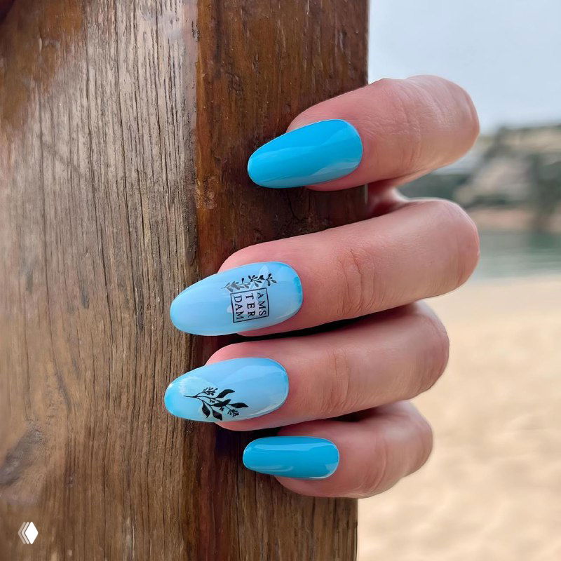 Летний маникюр в глубоких синих тонах