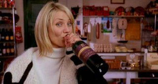 Кадр из фильма «Отпуск по обмену»: персонаж в кухонной обстановке пьёт из бутылки, бытовая сцена с юмористическим акцентом.