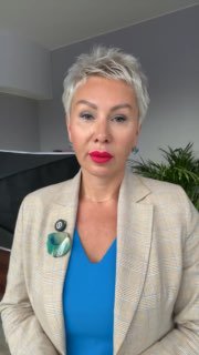 Портрет деловой женщины в офисной обстановке на фоне стены и растений, нейтральный формальный образ, крупный план, служебная иллюстрация публикации о налогах