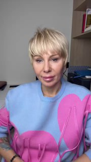 Крупный портрет женщины в светлом свитере на фоне домашнего кабинета с полками и папками; авторский кадр для поста о поправках в НК.