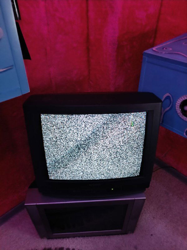 Старый телевизор с помехами в одной из комнат квеста — атмосферный кадр с ретро-элементом и приглушённым светом, часть экспозиции.